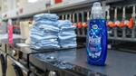 Botol Persil Wonder Wash dan setumpuk handuk di atas mesin cuci di lab pengujian detergen cuci Unilever.