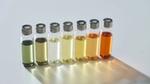 Deretan tujuh botol kaca dengan tutup perak. Berisi sampel parfum berwarna hijau, kuning, kuning keemasan, dan tidak berwarna.
