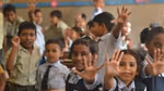 Anak-anak di ruang kelas mengangkat tangan dan tersenyum ke kamera. Mereka telah mengikuti pelajaran mencuci tangan dari Lifebuoy, belajar cara mencuci tangan dengan sabun.