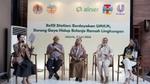 Talk show session and group photo in the discussion themed “Refill Station: Berdayakan UMKM, Dorong Gaya Hidup Belanja Ramah Lingkungan”