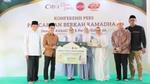 Penyerahan donasi dari Unilever secara simbolis kepada Masjid Istiqlal sebagai bagaian dari rangkaian inisiatif #AksiCantik