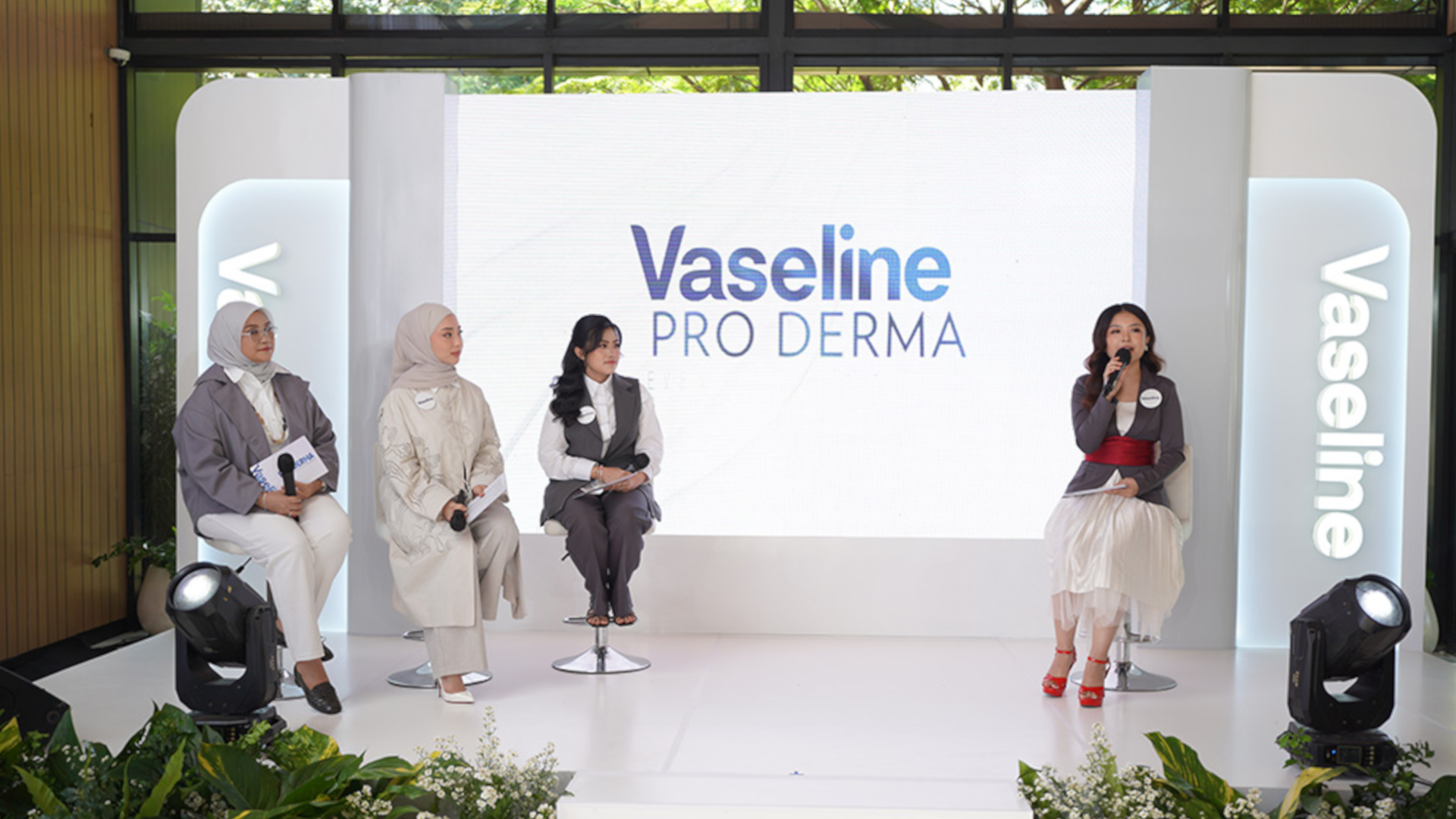 Sesi talkshow dalam konferensi pers peluncuran inovasi “Vaseline Pro Derma”