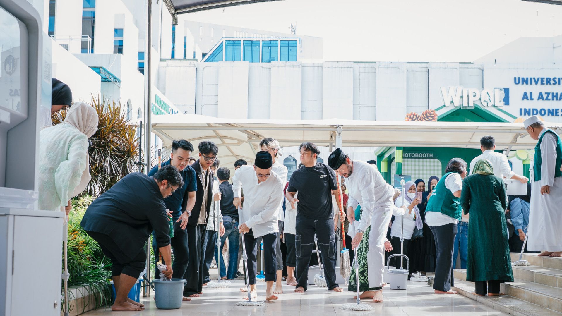 Kegiatan bersih bersih Masjid Bersama Wipol